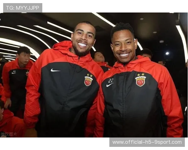 河南队古斯塔沃门前抢点,轻轻一碰就改写方向 河南队古斯塔沃门前抢点,轻轻一碰就改写方向